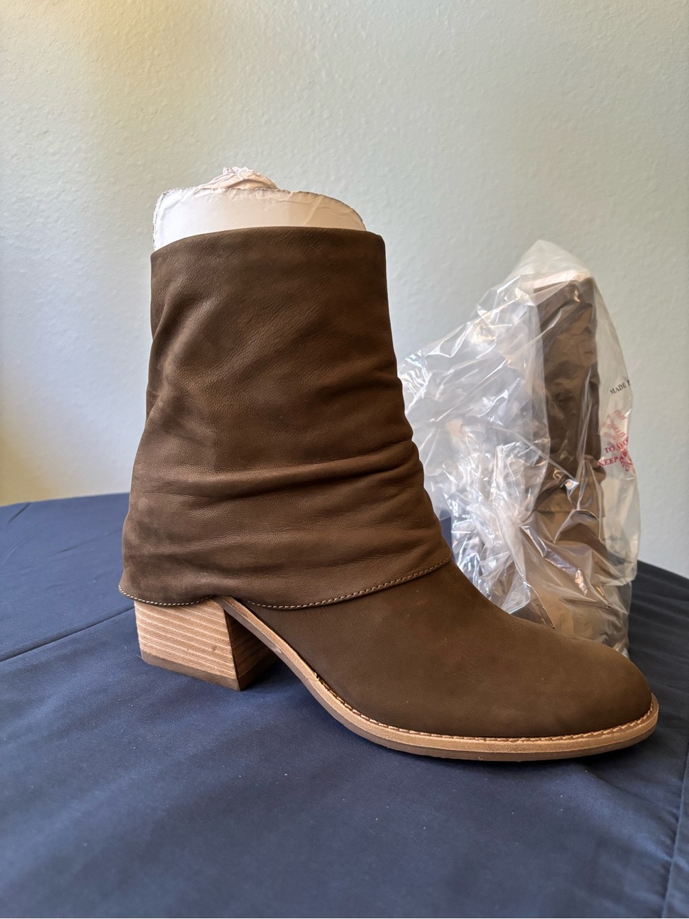 Earth Women's Brown Ankle Boots - Picture 3 of 6